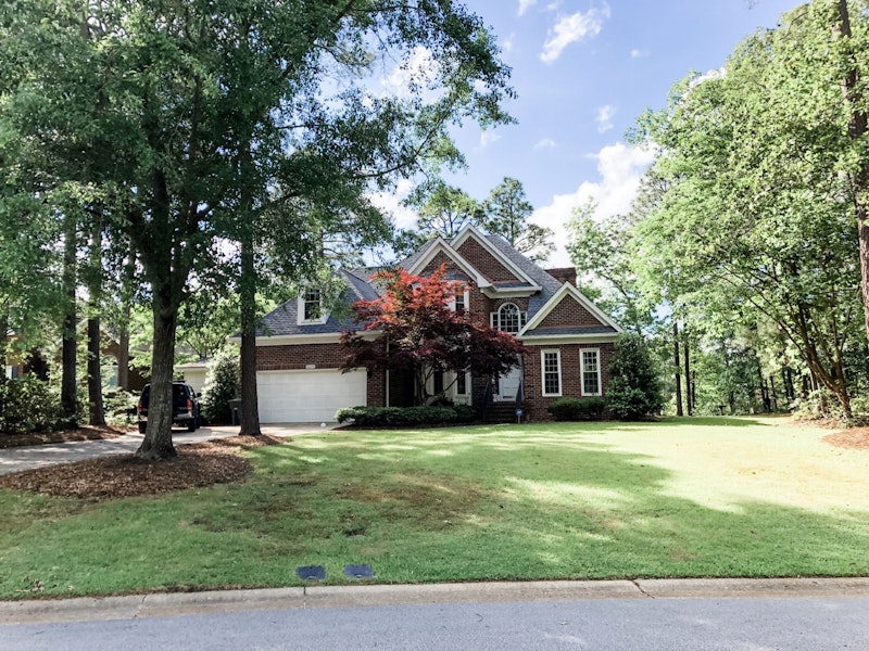 Stunning home located in equisite neigborhood Kings Grant Home is on